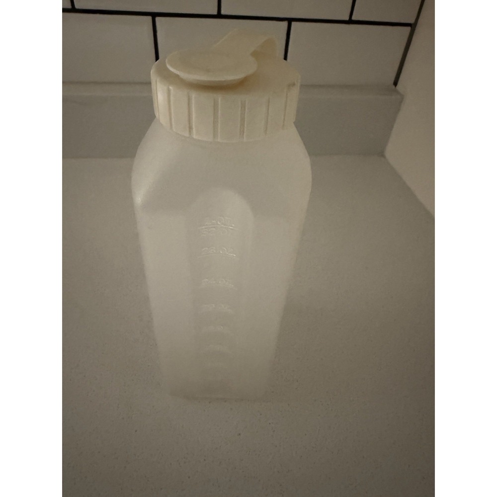 Rubbermaid Servin' Saver 1 Quart Drink Container With White Lid #2467